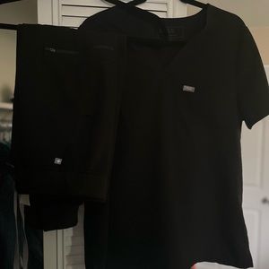 Figs-Black scrub top and Zamora jogger bottoms. Large for too & LP for bottoms.